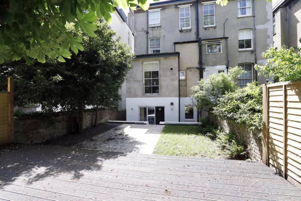 2 Bedrooms Close To The Beach With Garden And Own Entrance ! Brighton Eksteriør billede